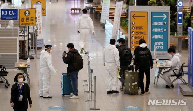 [인천공항=뉴시스]박주성 기자 = 국내에서 코로나19 영국, 남아공발 변이 바이러스 감염자가 추가로 확인되고 있는 가운데 6일 오전 인천국제공항 제1여객터미널 입국장에서 방역 관계자들이 해외입국자들을 안내하고 있다. 2021.01.06. park7691@newsis.com