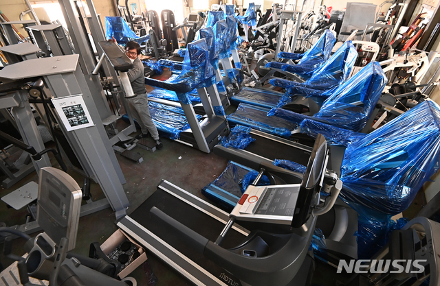 [용인=뉴시스] 김종택기자 = 중고 헬스기구 매입 및 판매업체 창고에 헬스기구가 가득 쌓여있다. 2021.01.06. jtk@newsis.com