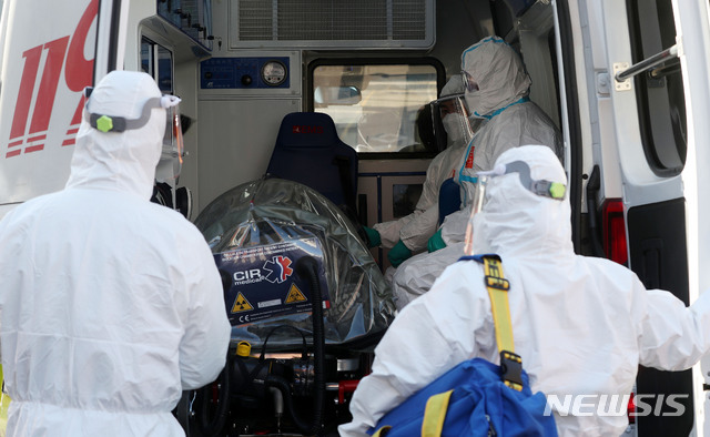 [서울=뉴시스]홍효식 기자 = 서울소방재난본부·특수구조단·구로소방서 대원들이 6일 서울 은평구 소방학교 특수구조단에서 열린 코로나19 치료시설 재난대응 훈련에서 환자를 음압 구급차로 옮기고 있다. 사진은 기사와 관련이 없음. 2021.01.06. yesphoto@newsis.com