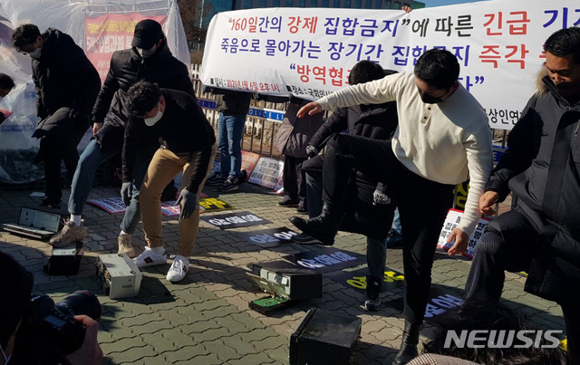 [서울=뉴시스]이영환 기자 =지난해 1월6일 서울 여의도 국회 앞에서 코인노래방 업주들이 강제집합금지에 따른 기자회견을 마친 후 노래방 기기를 부수는 퍼포먼스를 하고 있다. 2021.01.06. (사진=코인노래방 협회 제공) photo@newsis.com