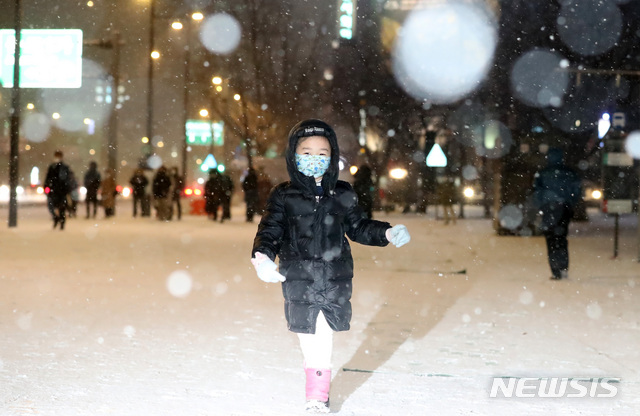 [서울=뉴시스]이영환 기자 = 연일 한파가 이어지며 눈이 내리고 있는 지난 6일 오후 서울 종로구 광화문네거리에서 한 어린이가 눈을 맞으며 즐거워 하고 있다. 2021.01.06. 20hwan@newsis.com