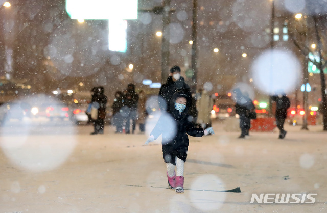 [서울=뉴시스]이영환 기자 = 연일 한파가 이어지며 눈이 내리고 있는 지난 6일 오후 서울 종로구 광화문네거리에서 한 어린이가 눈을 맞으며 즐거워 하고 있다. 2021.01.06. 20hwan@newsis.com