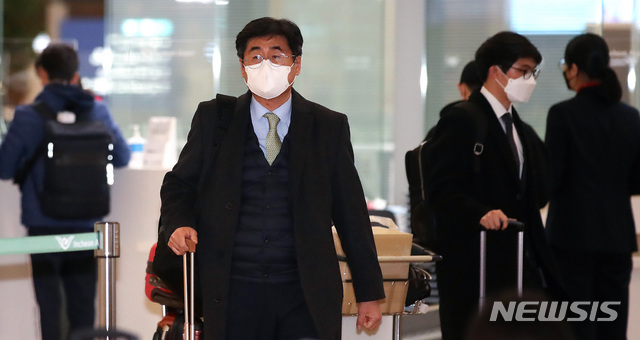 [인천공항=뉴시스]김선웅 기자 = 이란에 나포·억류된 한국 국적 선박과 선원들의 석방 문제 등을 협상할 고경석 외교부 아프리카중동국장 등 외교부 대표단이 6일 오후 인천국제공항을 통해 이란으로 출국하고 있다. 2021.01.06. mangusta@newsis.com