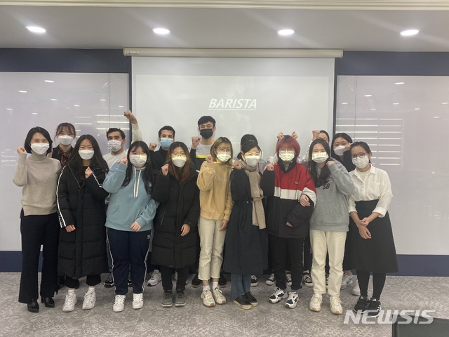 [울산=뉴시스] 구미현 기자 = 울산과학대학교는 글로벌비즈니스학과와 호텔조리제빵과 재학생들이 호텔교육 분야에서 세계적인 권위를 가진 미국호텔협회의 'Certified Barista' 자격증을 취득했다고 7일 밝혔다. 2021.01.07. (사진=울산과학대 제공)photo@newsis.com