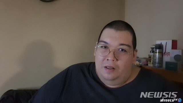 [서울=뉴시스]가수 겸 BJ 빅죠. (사진=아프리카 TV 채널 '빅죠' 영상 캡처) 2021.01.07. photo@newsis.com