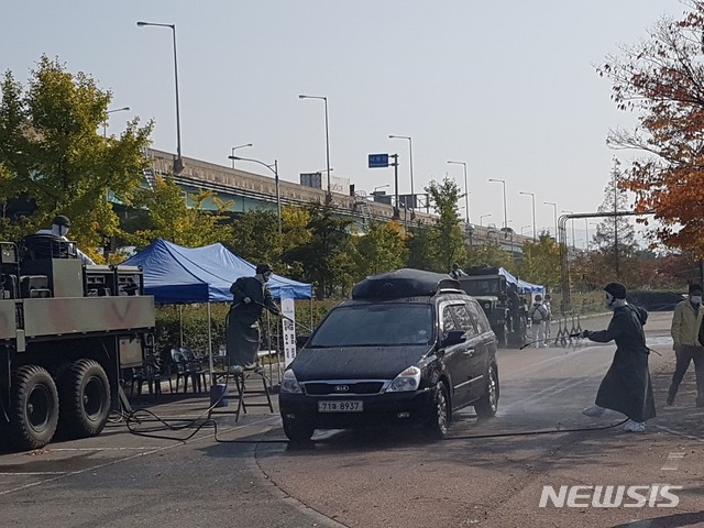 [부산=뉴시스] 부산시 해운대구 방사능 훈련 모습. (사진= 해운대구 제공)