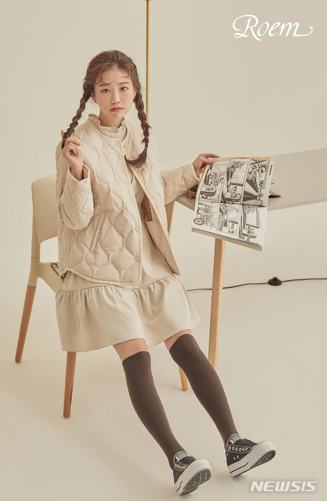 [서울=뉴시스]이랜드 로엠 '리버서블 라이트 덕 다운' 