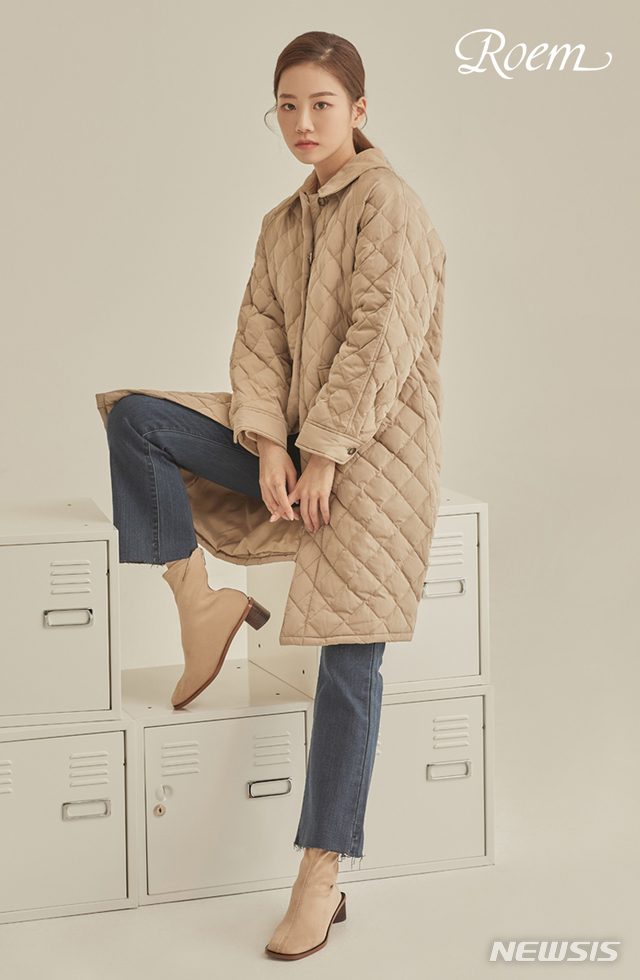 [서울=뉴시스]이랜드 로엠 '클래식 롱 라이트 다운' 