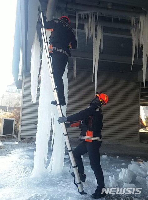 원주 단구동 한파 고드름 제거 현장 (사진=강원소방본부 제공)