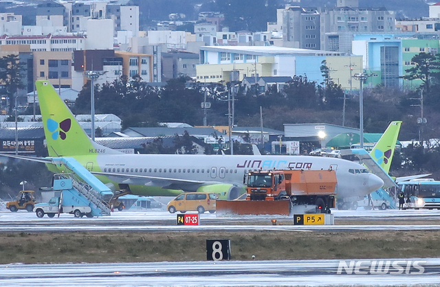 [제주=뉴시스] 우장호 기자 = 7일 오전 제주국제공항 활주로에서 제설차가 눈을 치우고 있다. 제주도 모든 지역에 강풍·대설특보가 발효된 상태다. 2021.01.07. woo1223@newsis.com