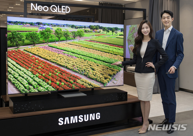 [서울=뉴시스]삼성전자는 6일(현지시간) '삼성 퍼스트 룩 2021(Samsung First Look 2021)' 행사를 온라인으로 개최했다. 삼성전자 모델이 수원 삼성 디지털시티에서 2021년 신제품 Neo QLED TV를 소개하고 있다. 2021.01.07. (사진=삼성전자 제공) photo@newsis.com