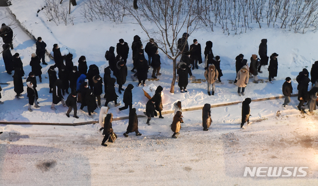 [수원=뉴시스] 김종택기자 = 전국적으로 폭설을 동반한 강력한 한파가 이어진  7일 오전 경기도 수원시 영통구 망포역 인근 버스 정류장에서 출근길 시민들이 버스를 기다리고 있다. 2021.01.07.jtk@newsis.com