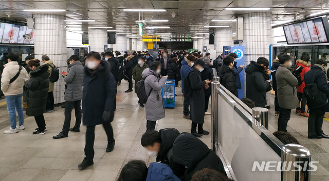 [서울=뉴시스]박진희 기자 = 7일 오전 4호선 길음역  당고개행 차량 고장(전차선 단전 동반) 영향으로 사당역을 이용하는 출근길 시민들이 승강장에서 지연 운행되는 지하철를 기다리고 있다. 사고 열차는 현재 조치 완료되어 운행이 재개되고 있다. (사진=독자 제공) 2021.01.07. photo@newsis.com