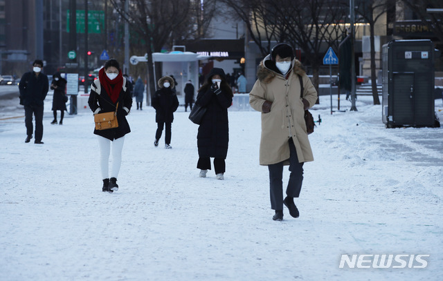 [서울=뉴시스]조수정 기자 = 밤사이 많은 눈이 내린 7일 오전 서울 종로구 세종로에서 시민들이 출근길 발걸음을 재촉하고 있다. 2021.01.07. chocrystal@newsis.com