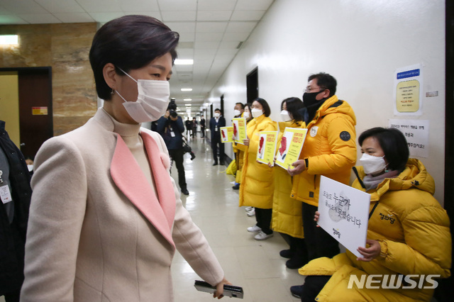 [서울=뉴시스]최동준 기자 = 정의당 강은미 원내대표를 비롯한 의원들이 7일 서울 여의도 국회 법제사법위원회 회의실 앞에서 중대재해기업처벌법을 후퇴한 내용으로 합의한 더불어민주당과 국민의힘을 규탄하는 구호를 외치고 있다. (공동취재사진) 2021.01.07. photo@newsis.com