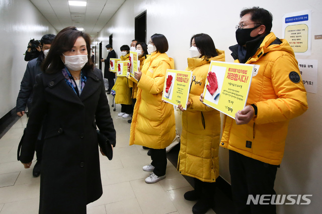 [서울=뉴시스]최동준 기자 = 정의당 강은미 원내대표를 비롯한 의원들이 7일 서울 여의도 국회 법제사법위원회 회의실 앞에서 중대재해기업처벌법을 후퇴한 내용으로 합의한 더불어민주당과 국민의힘을 규탄하는 구호를 외치고 있다. (공동취재사진) 2021.01.07. photo@newsis.com