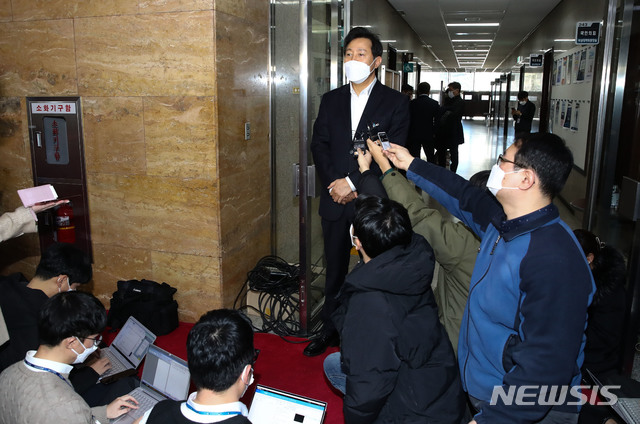 [서울=뉴시스]최동준 기자 = 오세훈 전 서울시장이 7일 서울 여의도에서 국민의힘 김종인 비상대책위원장과 면담을 마친 뒤 취재진 질문에 답변하고 있다. (공동취재사진) 2021.01.07. photo@newsis.com