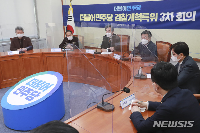 [서울=뉴시스]전진환 기자 = 윤호중 위원장(오른쪽 세번째)이 7일 오전 서울 여의도 국회에서 열린 더불어민주당 검찰개혁특위 3차회의에서 모두발언을 하고 있다. (공동취재사진) 2021.01.07. photo@newsis.com