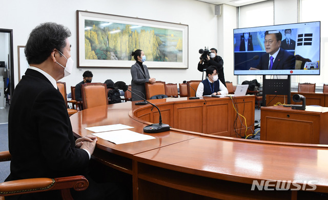 [서울=뉴시스]최동준 기자 = 더불어민주당 이낙연 대표가 7일 서울 여의도 국회에서 비대면 화상으로 열린 '2021년 신년 인사회'에 참석해 문재인 대통령의 신년 인사말을 듣고 있다. (공동취재사진) 2021.01.07. photo@newsis.com