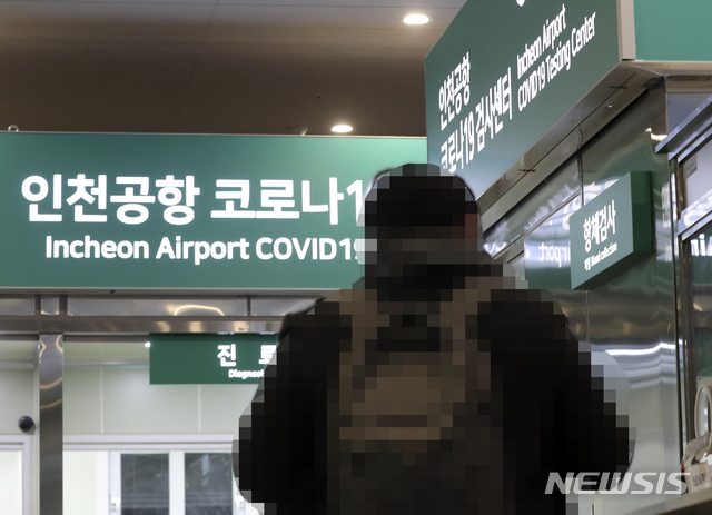[인천공항=뉴시스]최진석 기자 = 인천국제공항 제2터미널 신종 코로나바이러스 감염증(코로나19) 검사센터로 공항 이용객이 들어가고 있다. 2021.02.23. myjs@newsis.com