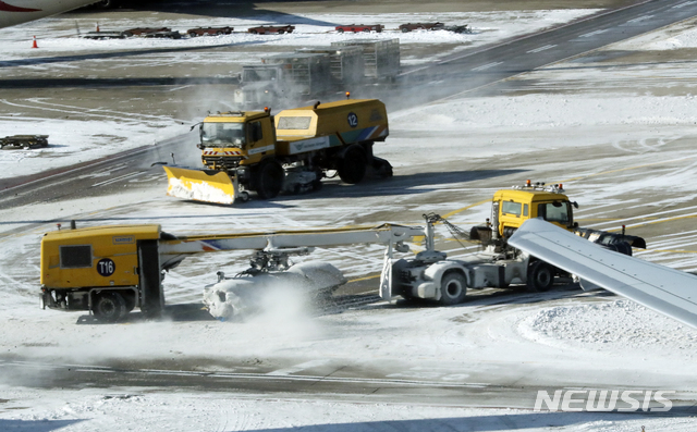 [인천공항=뉴시스]최진석 기자 = 인천국제공항 제1터미널 주기장에서 제설차량이 작업을 하고 있다. 2022.02.01. myjs@newsis.com