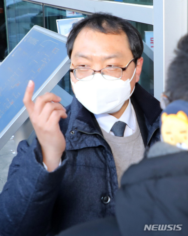 [서울=뉴시스]고범준 기자 = 공수처장후보추천위원회 상대 추천 집행정지 1차 심문기일이 열린 7일 오후 서울 서초구 서울행정법원 앞에서 권오현 변호사 취재진 질문에 답변하며 들어서고 있다. 2021.01.07. bjko@newsis.com