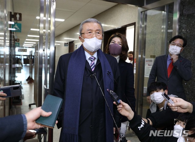 [서울=뉴시스]전진환 기자 = 김종인 국민의힘 비상대책위원장이 7일 오후 서울 여의도 국회에서 성폭행 의혹으로 탈당을 선언한 김병욱 의원과 관련한 취재진의 질의에 답변하고 있다. (공동취재사진) 2021.01.07. photo@newsis.com