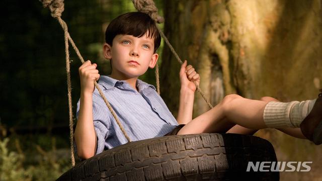 [서울=뉴시스] 영화 '줄무늬 파자마를 입은 소년' 스틸. (사진=왓챠 제공) 2021.01.08 photo@newsis.com