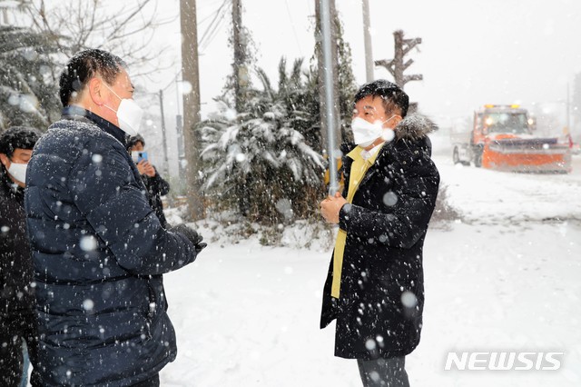 [제주=뉴시스] 평화로 무수천사거리 제설작업 현장을 방문한 원희룡 지사.(제주도 제공)