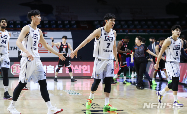 [서울=뉴시스] 전주 KCC 송교창(왼쪽)과 정창영. (사진=KBL 제공)