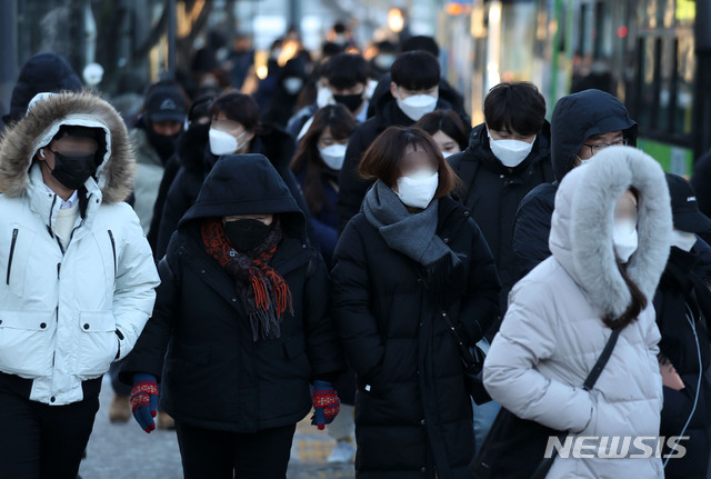 [서울=뉴시스]박주성 기자 = 전국적으로 영하 20도를 오르내리는 최강 한파가 절정에 이른 8일 오전 서울 구로구 구로디지털단지역 사거리에 시민들이 두터운 옷을 입고 출근길을 재촉하고 있다. 2021.01.08. park7691@newsis.com