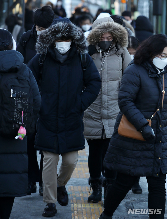 [서울=뉴시스]박주성 기자 = 지난 1월8일 오전 서울 구로구 구로디지털단지역 사거리에 시민들이 두터운 옷을 입고 출근길을 재촉하고 있다. 2021.01.08. park7691@newsis.com