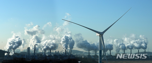 [인천=뉴시스]이영환 기자 =인천 서구 아라타워 전망대에서 바라본 서인천복합화력발전소 굴뚝에 수증기가 뿜어져 나오고 있다. 2021.01.08. 20hwan@newsis.com