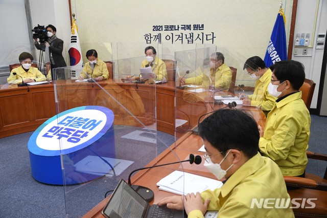 [서울=뉴시스]최동준 기자 = 이낙연 더불어민주당 대표가 8일 오전 서울 여의도 국회에서 열린 최고위원회의에 참석해 발언을 하고 있다. 2021.01.08. (공동취재사진) photo@newsis.com