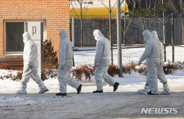 [서울=뉴시스]배훈식 기자 = 신종 코로나바이러스 감염증(코로나19) 7차 전수조사가 예정된 지난 8일 오전 서울 송파구 서울동부구치소에서 방호복을 입은 관계자들이 이동하고 있다. 2021.01.08. dahora83@newsis.com