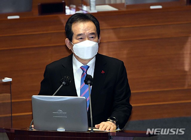 [서울=뉴시스]최동준 기자 = 정세균 국무총리가 8일 오전 서울 여의도 국회 본회의장에서 열린 신종 코로나바이러스 감염증(코로나19) 방역 실태 및 백신 수급 현황 점검을 위한 긴급현안질문에 참석해 김성주 더불어민주당 의원 질의에 답하고 있다. 2021.01.08. (공동취재사진) photo@newsis.com