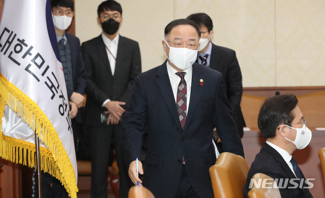 [서울=뉴시스]김명원 기자 = 홍남기 경제부총리 겸 기획재정부 장관이 8일 오전 서울 종로구 정부서울청사에서 열린 제2차 혁신성장 BIG3 추진회의에 참석하고 있다. (공동취재사진) 2021.01.08. photo@newsis.com