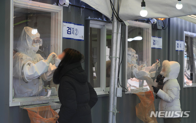 [서울=뉴시스] 박민석 기자 = 8일 오전 서울 용산구 서울역 앞에 설치된 신종 코로나바이러스 감염증(코로나19) 임시선별검사소에서 의료진이 검체를 채취하고 있다. 2021.01.08. mspark@newsis.com