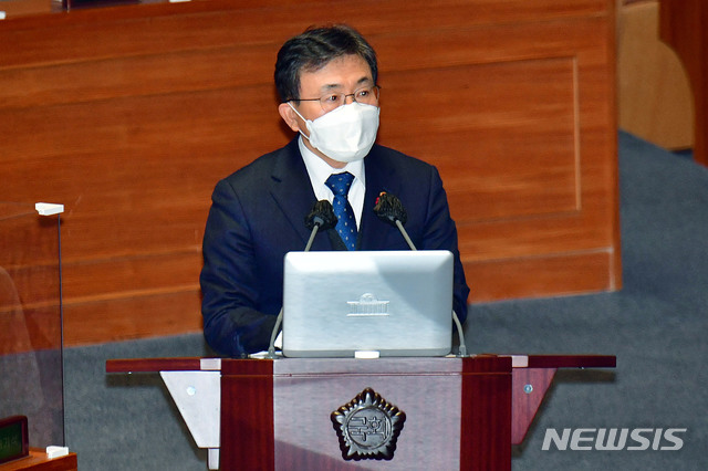 [서울=뉴시스]최동준 기자 = 권덕철 보건복지부 장관이 8일 서울 여의도 국회 본회의장에서 열린 코로나19로 인한 방역실태, 백신 수급 상황 및 접종 시기에 대한 긴급현안질문에서 질의에 답변을 하고 있다. (공동취재사진) 2021.01.08. photo@newsis.com