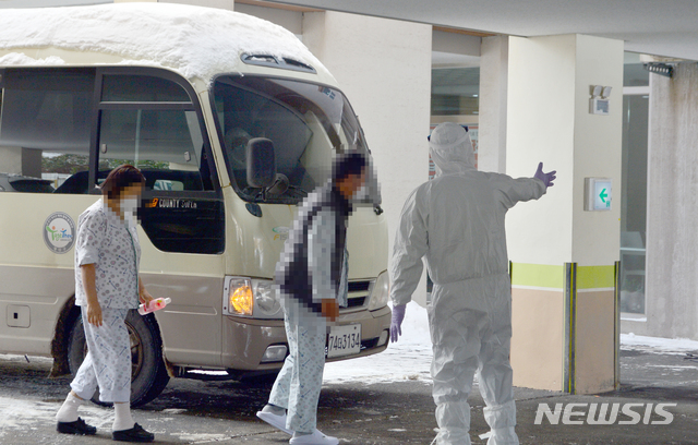 [광주=뉴시스] 변재훈 기자 = 8일 오후 광주 북구 일곡동 헤아림 요양병원에 코로나19 집단 감염이 발생한 효정요양병원 내 음성 환자들이 도착, 격리 병상으로 이동하고 있다. 헤아림 요양병원은 간병이 필요한 요양시설 관련 확진·접촉자를 도맡아 치료하는 감염병 전담요양병원으로 지정돼 있다. 2021.01.08. wisdom21@newsis.com