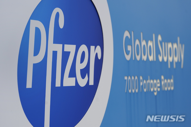 [포티지=AP/뉴시스]지난해 12월11일(현지시간) 사진에서 미시간 캘러머주카운티 포티지에 있는 화이자의 캘러머주 글로벌 생산 공장 간판이 보이고 있다. 2021.04.30. 
