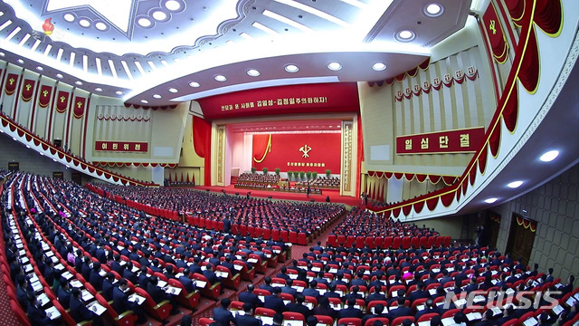 [서울=뉴시스]북한 조선중앙TV는 지난 7일 평양에서 김정은 국무위원장이 참석한 가운데 노동당 제8차 대회 3일차 회의가 열렸다고 8일 보도하고 있다. (사진=조선중앙TV 캡쳐) 2021.01.08. photo@newsis.com