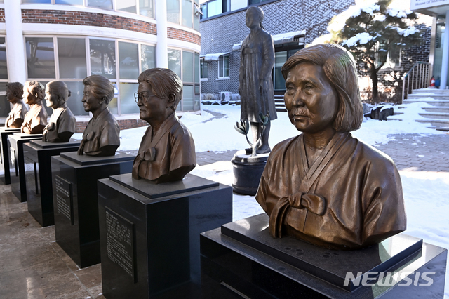 [광주(경기)=뉴시스] 김종택기자 = 위안부 피해 할머니들이 일본 정부를 상대로 제기한 손해배상 청구 소송 1심에서 승소 판결이 내려진 8일 오후 경기도 광주시 나눔의집에 위안부 피해 할머니들의 흉상이 세워져 있다. 2021.01.08. jtk@newsis.com