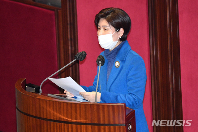 [서울=뉴시스]최동준 기자 = 백혜련 더불어민주당 의원이 8일 오후 서울 여의도 국회에서 열린 본회의에서 중대재해 처벌 등에 관한 법률안 제안설명을 하고 있다. (공동취재사진) 2021.01.08. photo@newsis.com