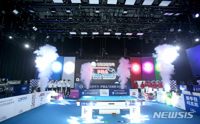 [서울=뉴시스]고범준 기자 = 신한금융투자 PBA 팀리그 2020-2021가 8일부터 오는 12일까지 닷새간의 일정으로 경기도 고양시 빛마루 방송센터에서 진행된다. 8일 개막전 인사하는 크라운해태(왼쪽)와 웰컴저축은행 선수들. (사진=PBA 제공) 2021.01.08. photo@newsis.com