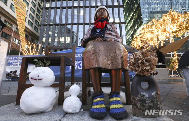 [서울=뉴시스]최진석 기자 = 일본군 위안부 피해자들이 일본 정부를 상대로 한국 법원에 낸 손해배상청구 소송 1심에서 승소하며 일본 정부의 배상 책임이 인정된 8일 서울 종로구 옛 일본대사관 앞 소녀상에 눈사람이 놓여져 있다. 2021.01.08. myjs@newsis.com