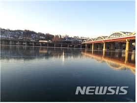 [서울=뉴시스] 9일 오전 8시 한강 결빙 관측 사진. (사진 = 기상청 제공) 2021.01.09