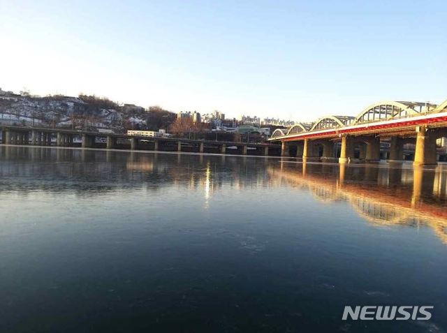 [서울=뉴시스] 9일 오전 8시 한강 결빙 관측 사진. (사진 = 기상청 제공) 2021.01.09 