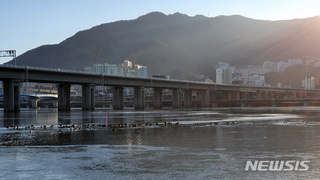 [부산=뉴시스] 부산기상청은 9일 부산 북구 구포대교 인근 낙동강에서 결빙이 관측됐다고 밝혔다. 부산 낙동강 결빙은 2018년 2월 4일 이후 약 3년 만이다. (사진=부산기상청 제공). 2020.01.09. photo@newsis.com