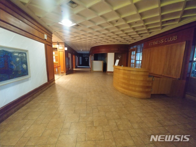 [용인=뉴시스]불 꺼진 스키장 부대시설&nbsp; 